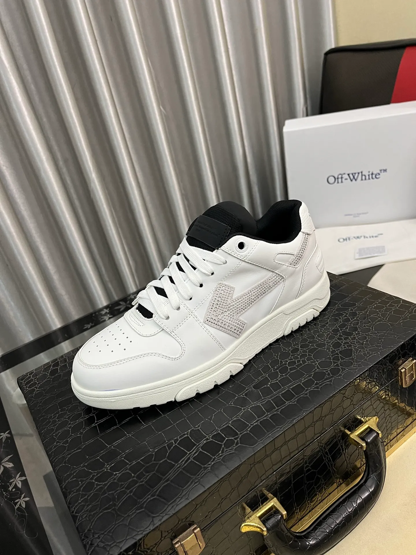 Men's shoes 💰660⌚️⌚️ OFF-White C/O VirGil Abloh fashionable and versatile casual shoes. Exclusive first release of the new model. Made of environmentally friendly cowhide leather and mesh fabric upper material. The insole is embedded with foam cushioning EVA material. The correct midsole is equipped with EVA lightweight cushioning. External tooth nail rubber outsole. The correct accessories are customized simultaneously. Women's model: 35-40 Men's model: 39-45